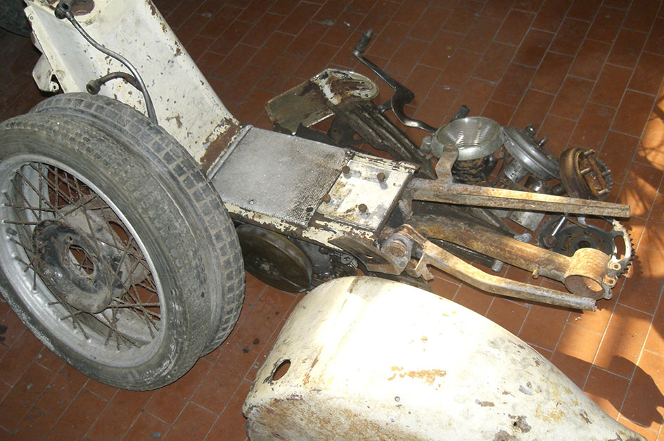 Restauro Moto Guzzi Galletto in provincia di Lecco - Prima